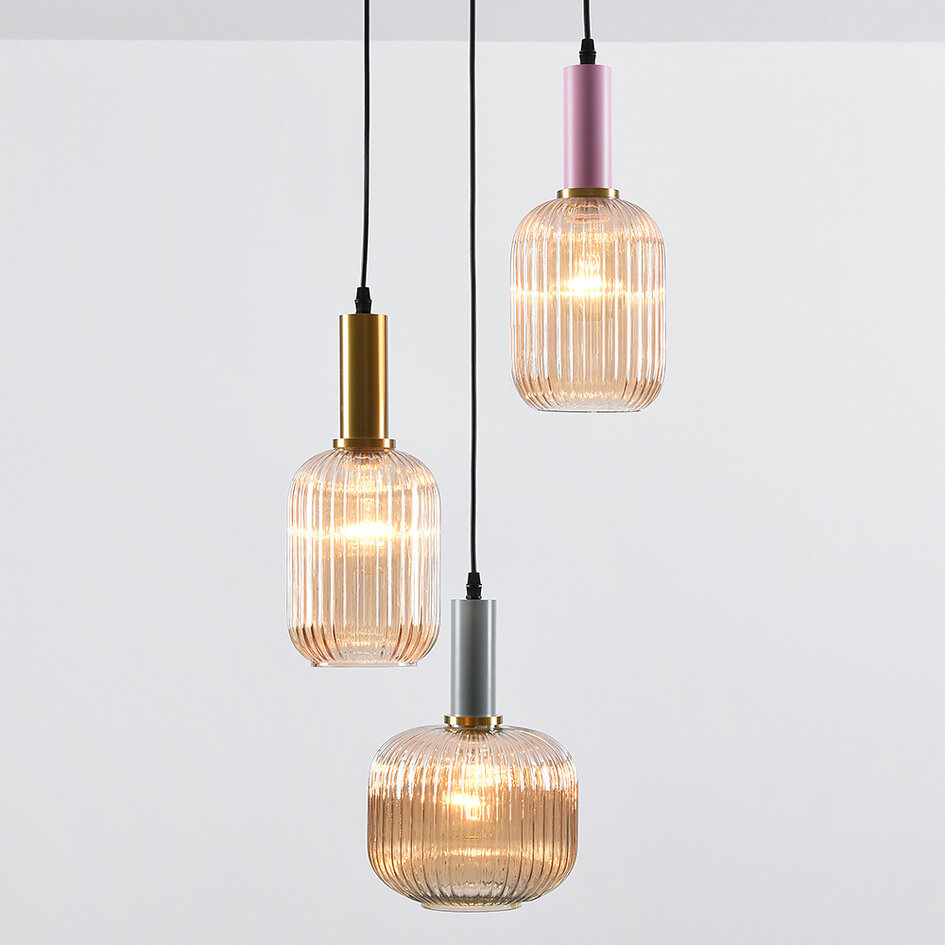 Pendellampa Amelia med tre lampor - räfflat glas