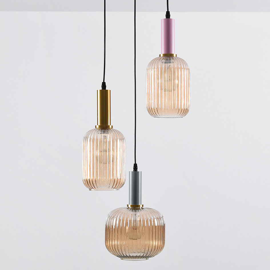 Pendellampa Amelia med tre lampor - räfflat glas