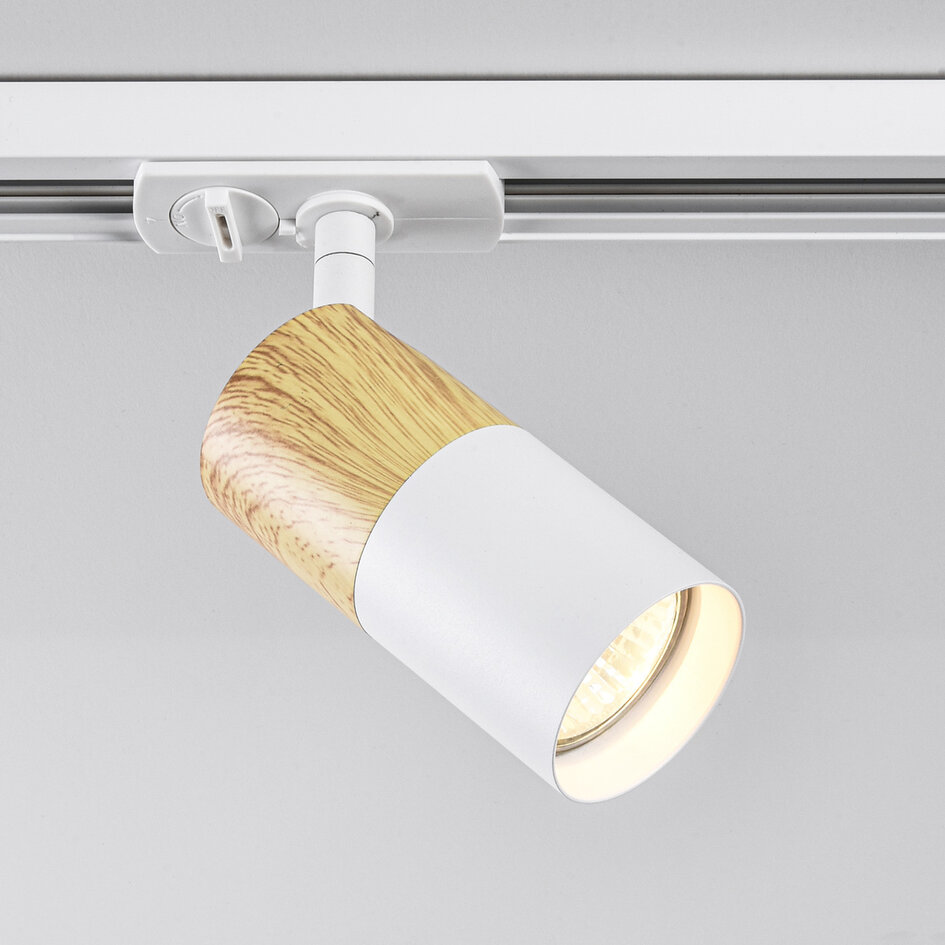 Set med 1-fas skensystem på 1,5 meter och Linn-spotlights med ekträutseende