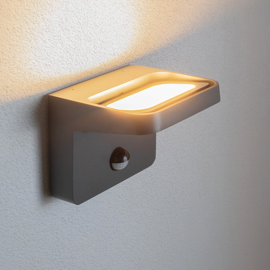 Vinkelbar utomhusvägglampa Greg med sensor - svart med integrerad LED