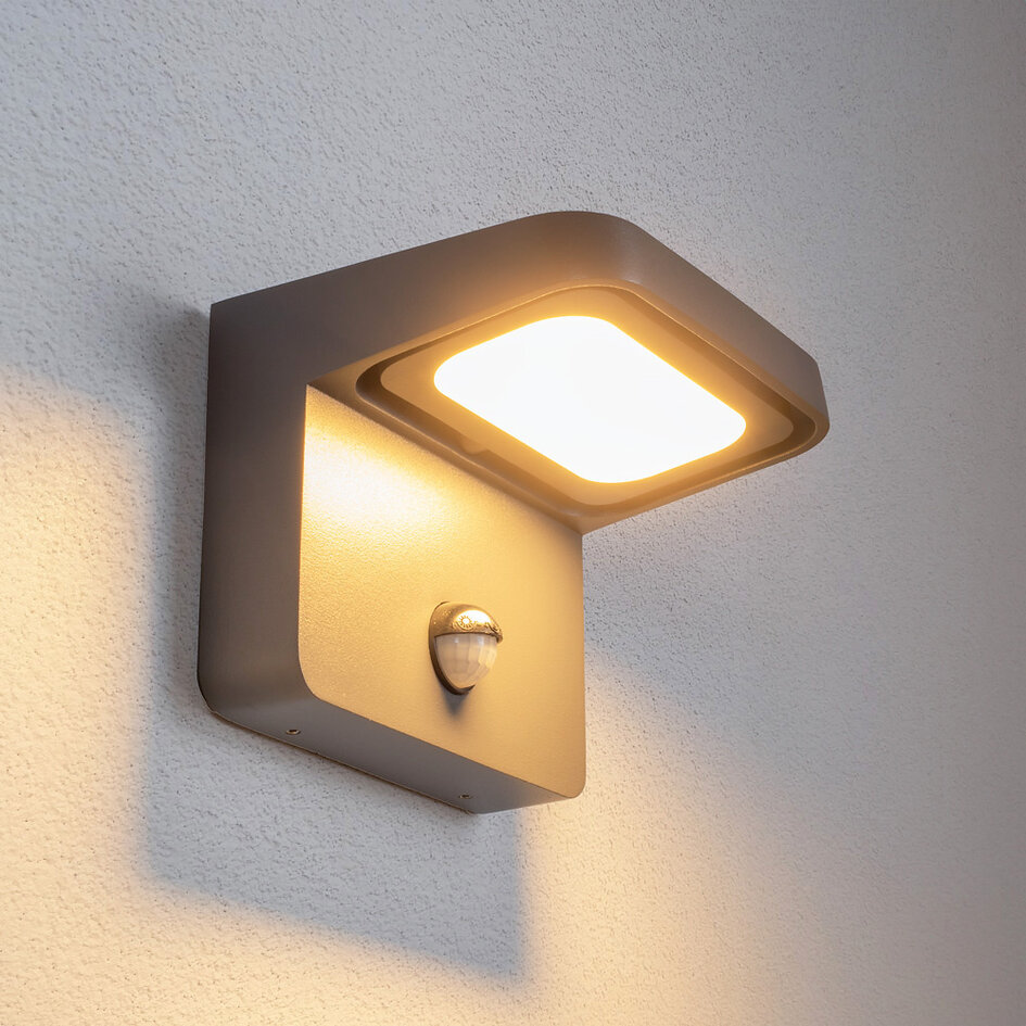 Vinkelbar utomhusvägglampa Greg med sensor - svart med integrerad LED