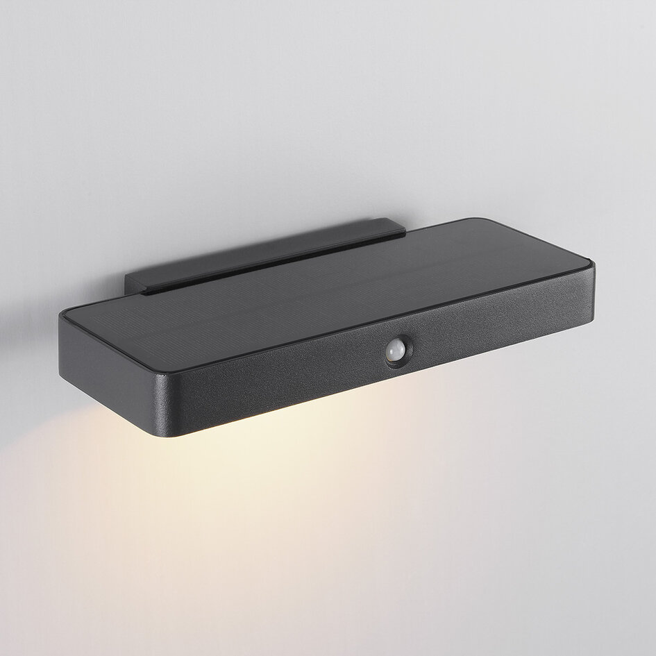 Kompakt solcellsdriven utomhusvägglampa med sensor Nero