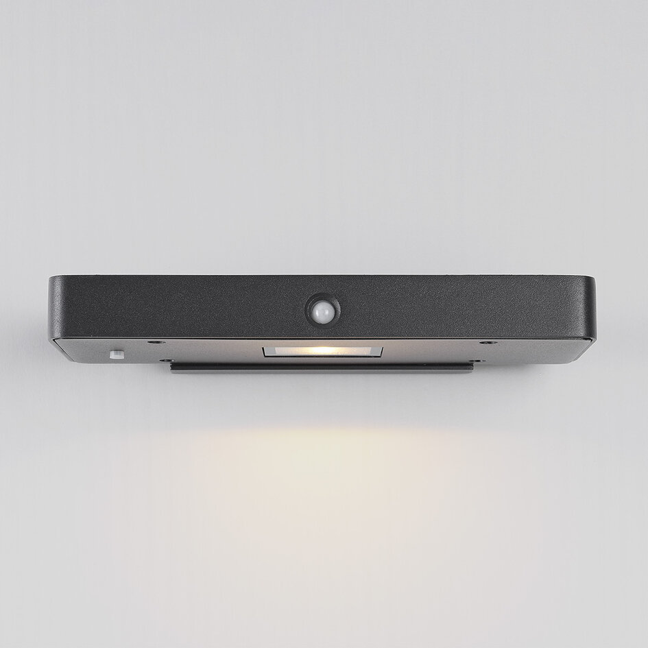 Kompakt solcellsdriven utomhusvägglampa med sensor Nero