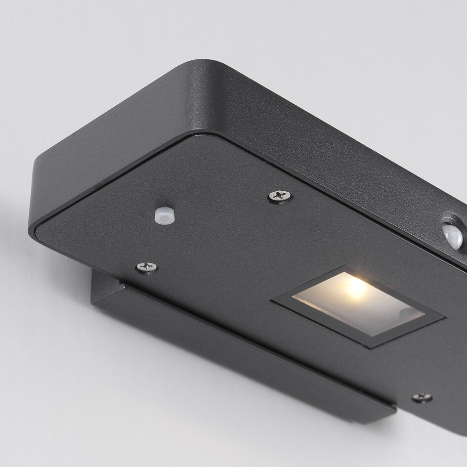 Kompakt solcellsdriven utomhusvägglampa med sensor Nero