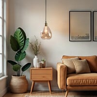 Pendellampa Verona med en lampa i amber - droppform av enhetligt glas