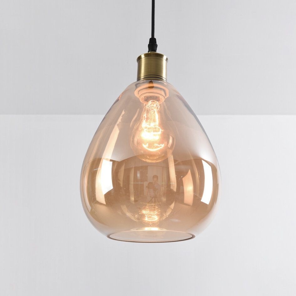 Pendellampa Verona med en lampa i amber - droppform av enhetligt glas