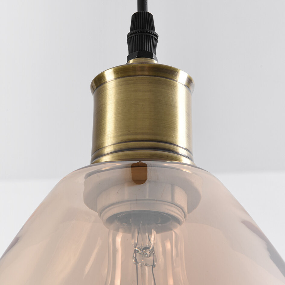 Pendellampa Verona med en lampa i amber - droppform av enhetligt glas