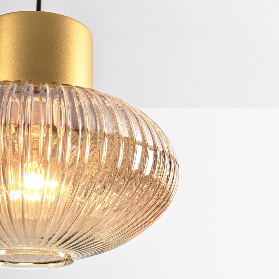 Pendellampa Imara med amberfärgat glas