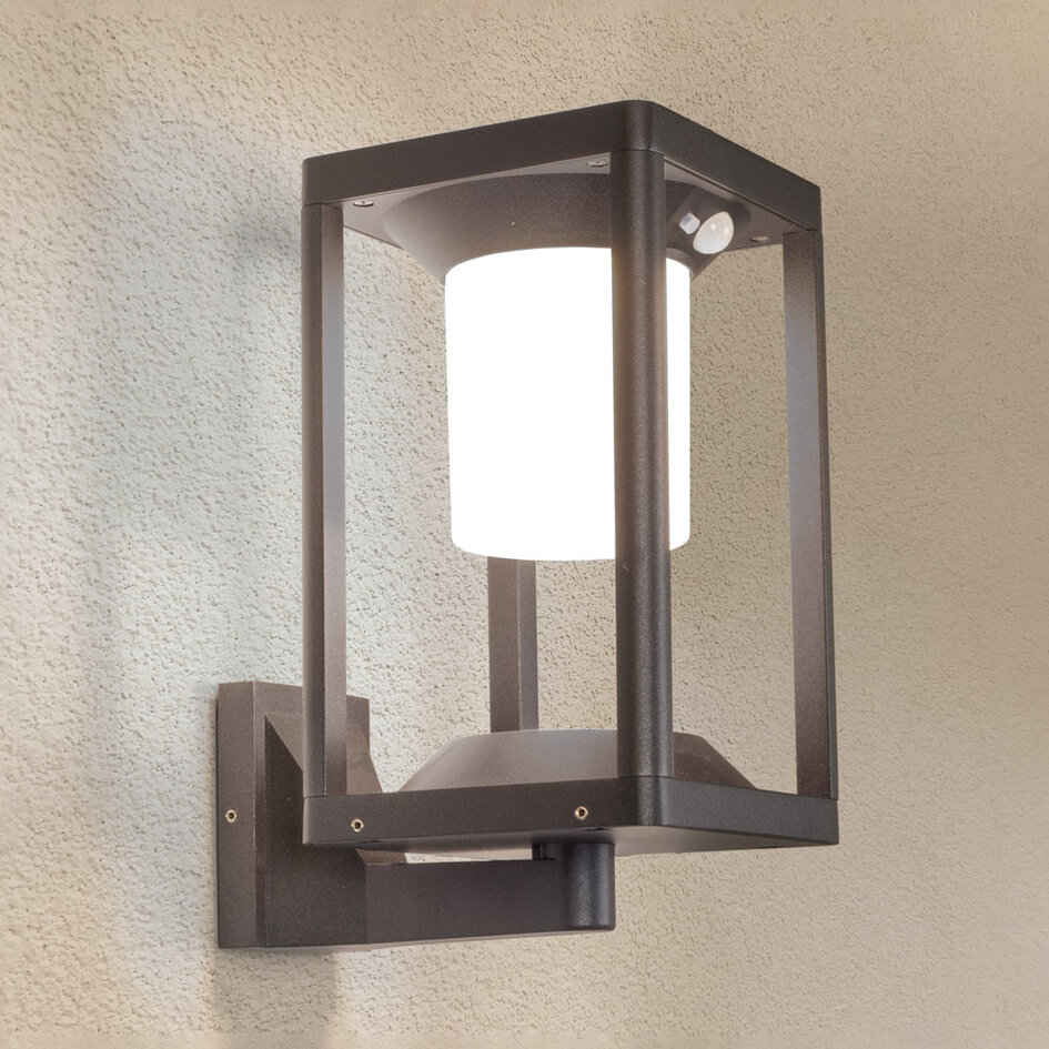 Solcellsvägglampa för utomhusbruk med sensor Milena