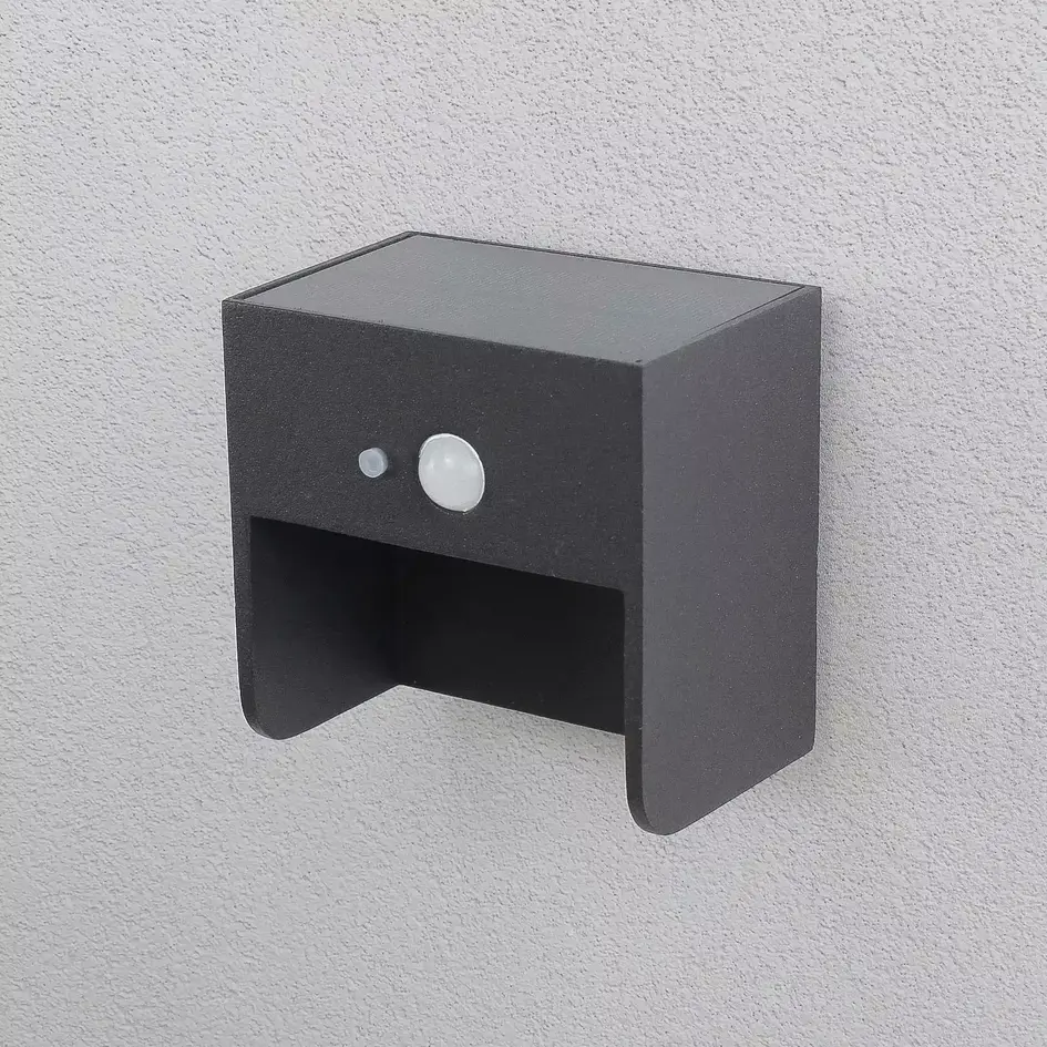 Solcellsvägglampa för utomhusbruk med sensor Camila