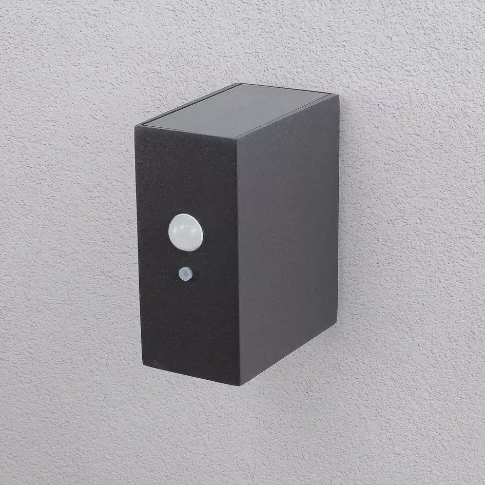 Solcellsvägglampa för utomhusbruk med sensor Giada