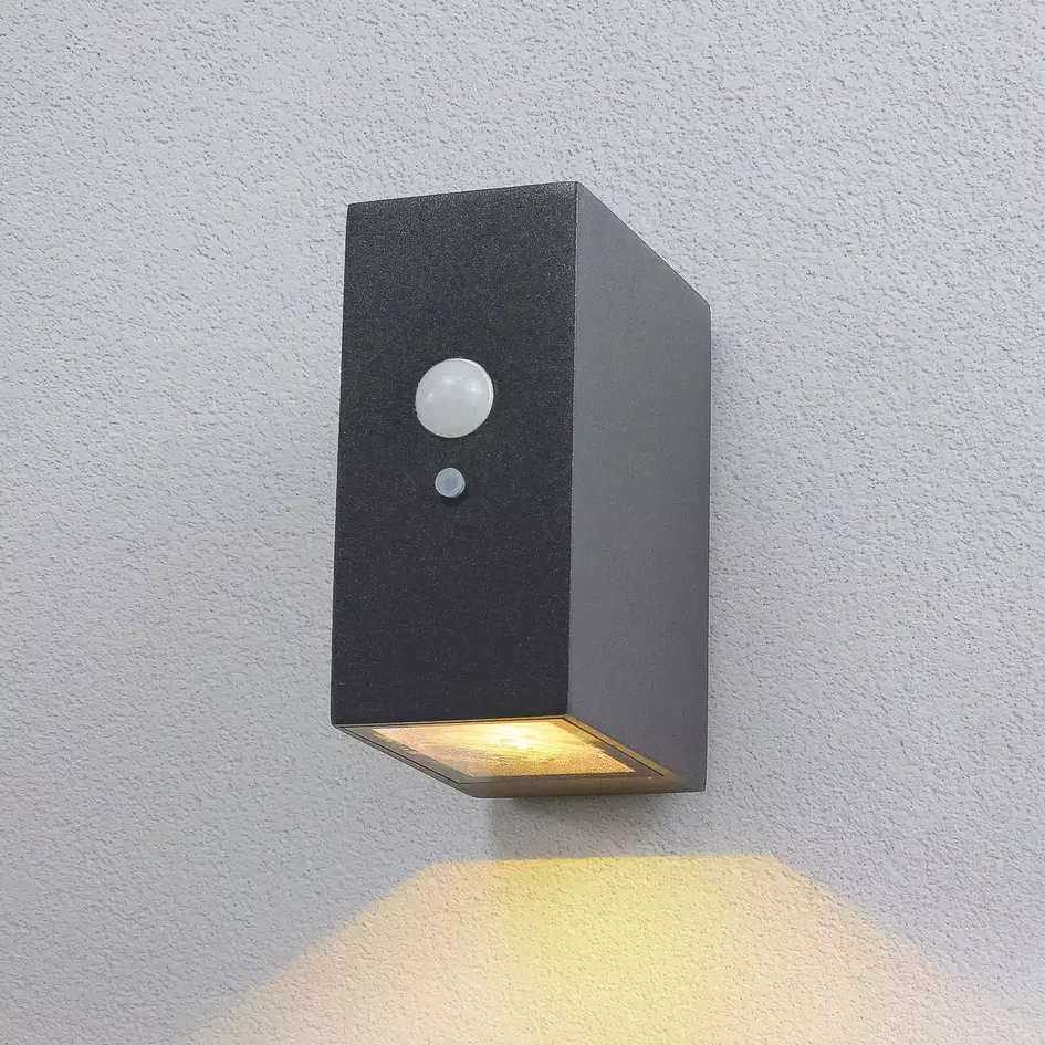 Solcellsvägglampa för utomhusbruk med sensor Giada