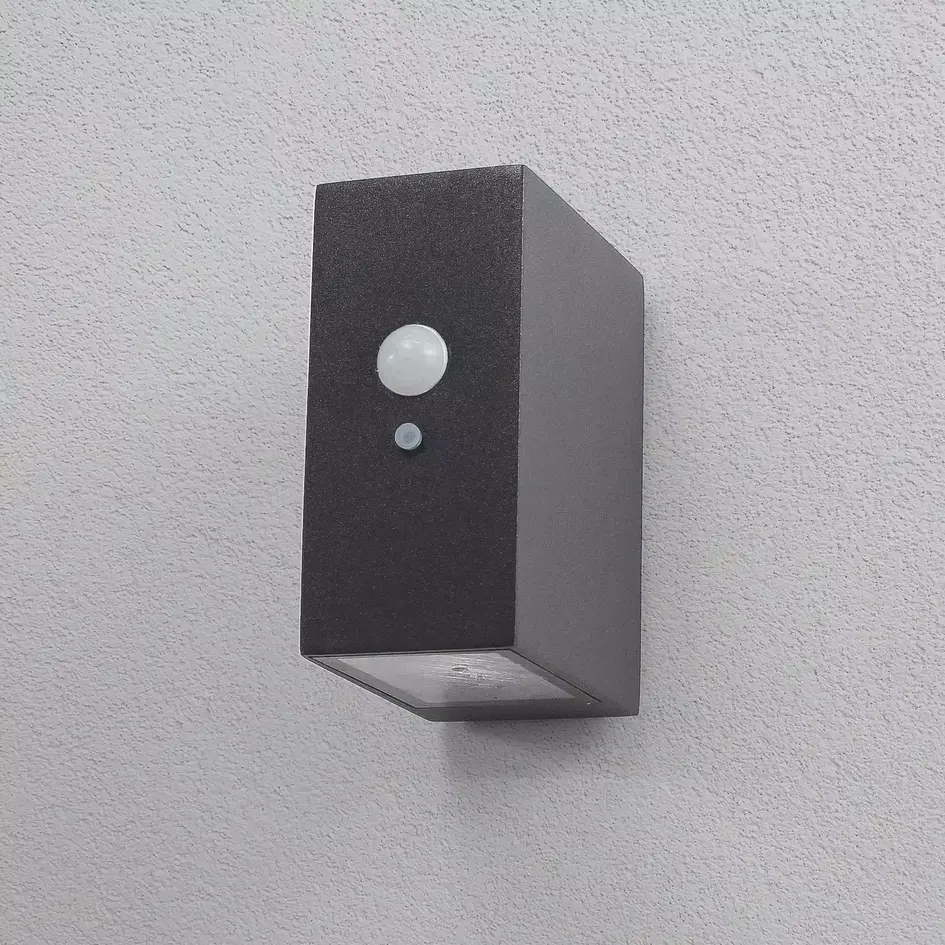Solcellsvägglampa för utomhusbruk med sensor Giada