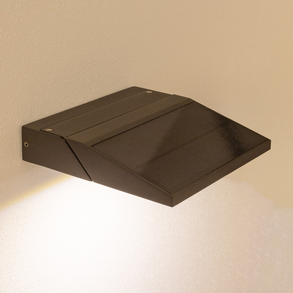 Fällbar solcellsvägglampa med sensor Arietta