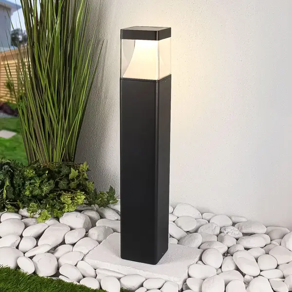 Solcellsdriven stående utomhuslampa Camilia