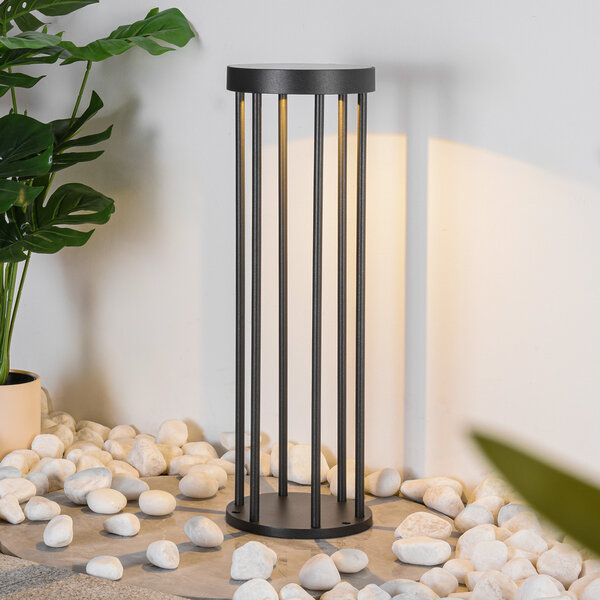 Solcellsdriven stående utomhuslampa Emilian med sensor - Utrustad med integrerad LED