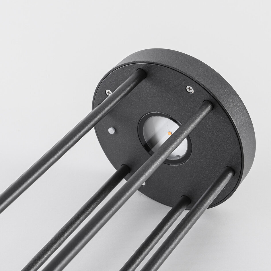 Solcellsdriven stående utomhuslampa Emilian med sensor - Utrustad med integrerad LED