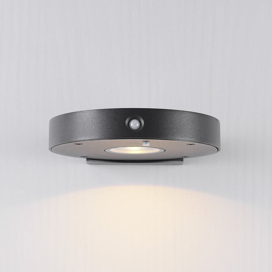 Kompakt solcellsdriven utomhusvägglampa med sensor Mea