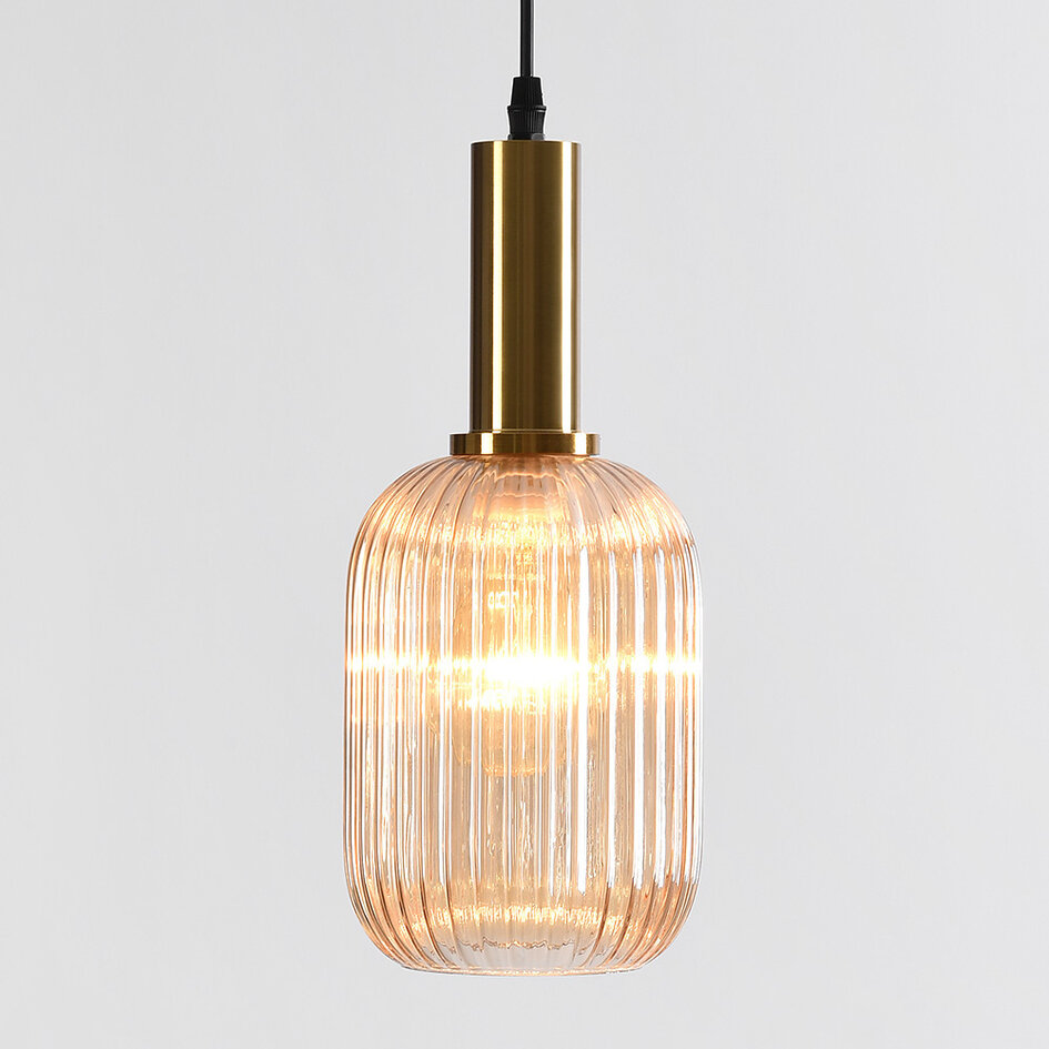 Pendellampa Sita med avlångt räfflat glas