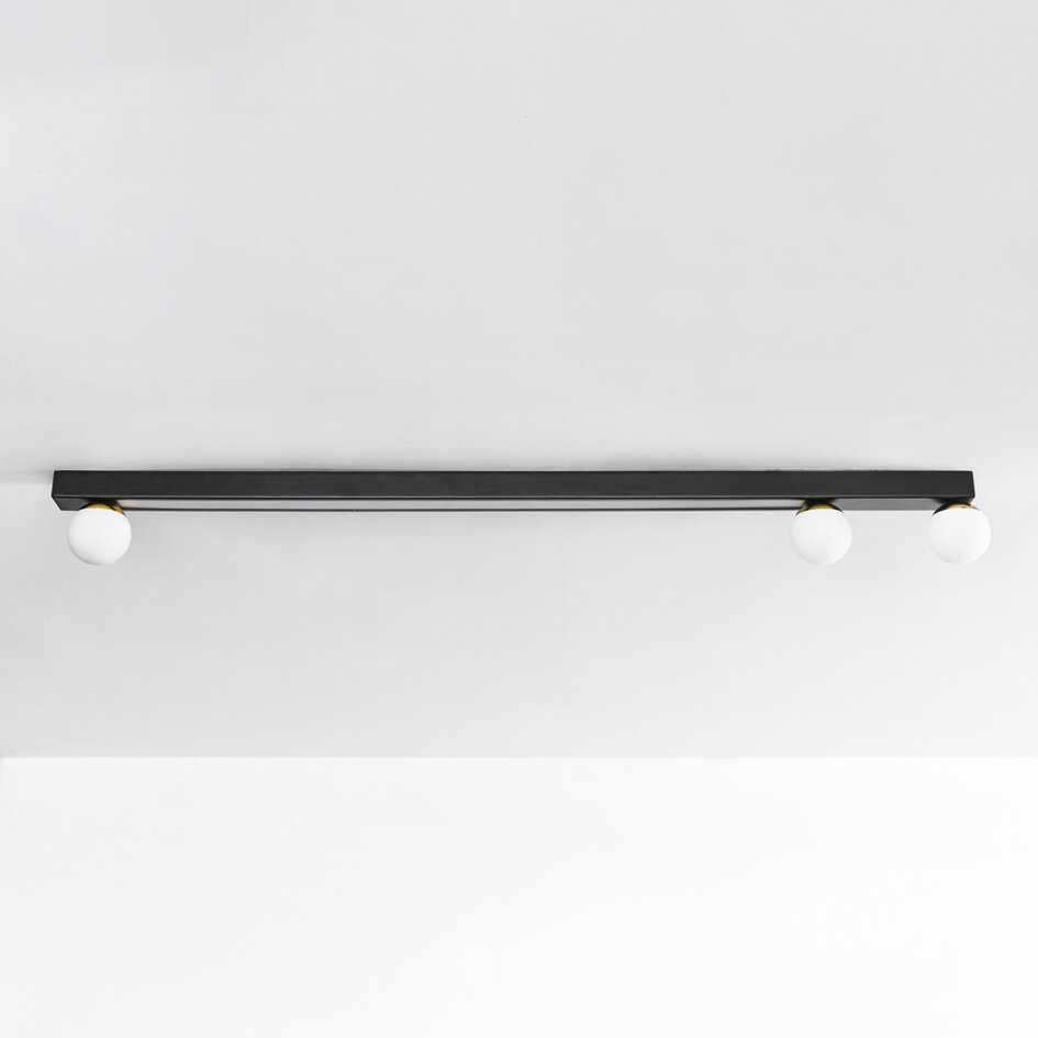Taklampa Xander med integrerad LED - svart och mjölkvit