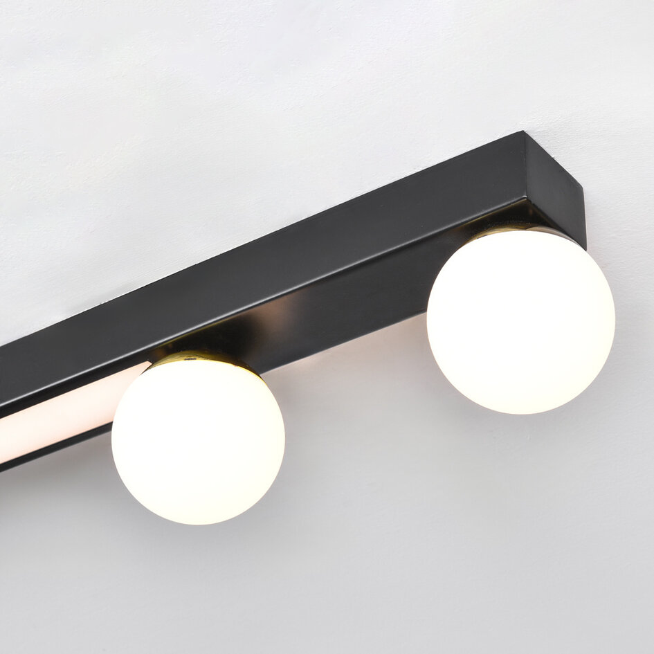 Taklampa Xander med integrerad LED - svart och mjölkvit