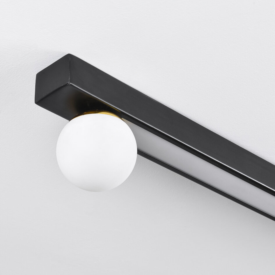 Taklampa Xander med integrerad LED - svart och mjölkvit