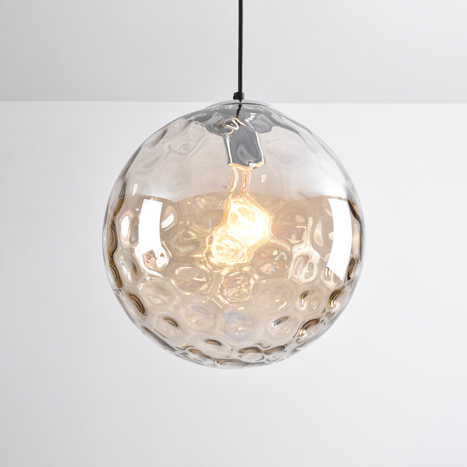 Pendellampa Hades av cognacfärgat glas med kupning