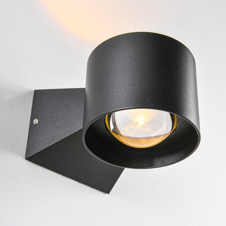 Vägglampa Ylva i svart, för inomhus och utomhus