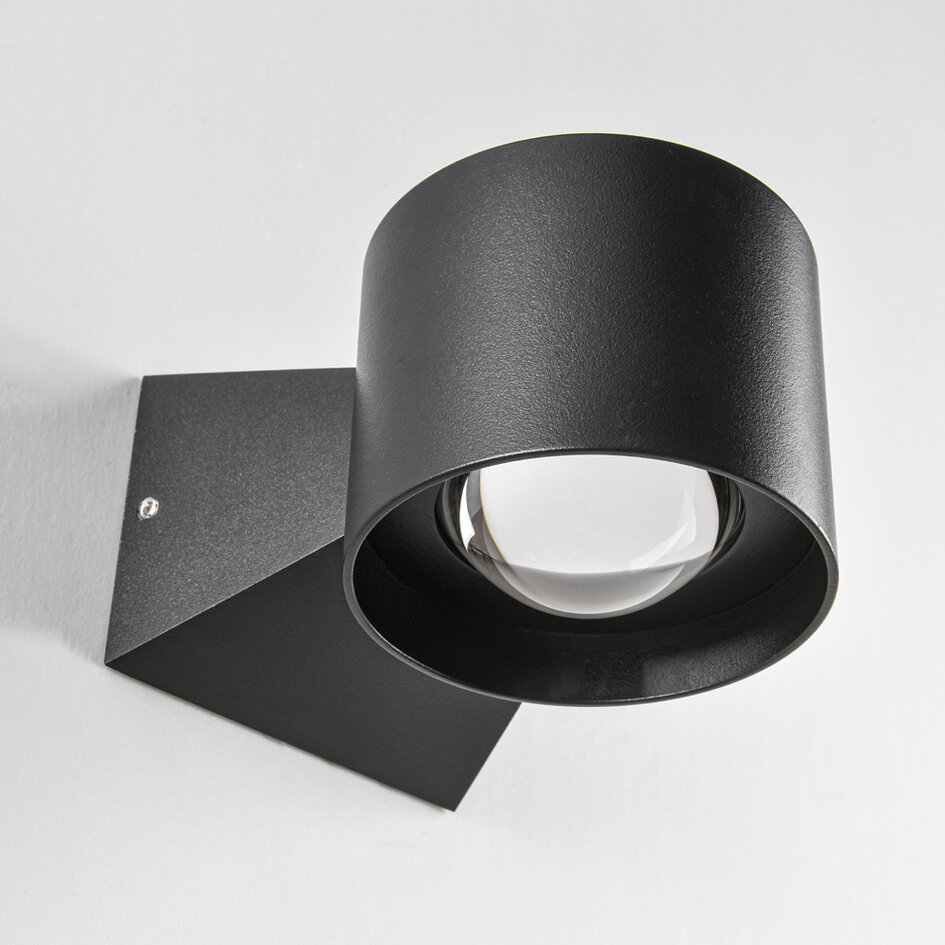 Vägglampa Ylva i svart, för inomhus och utomhus