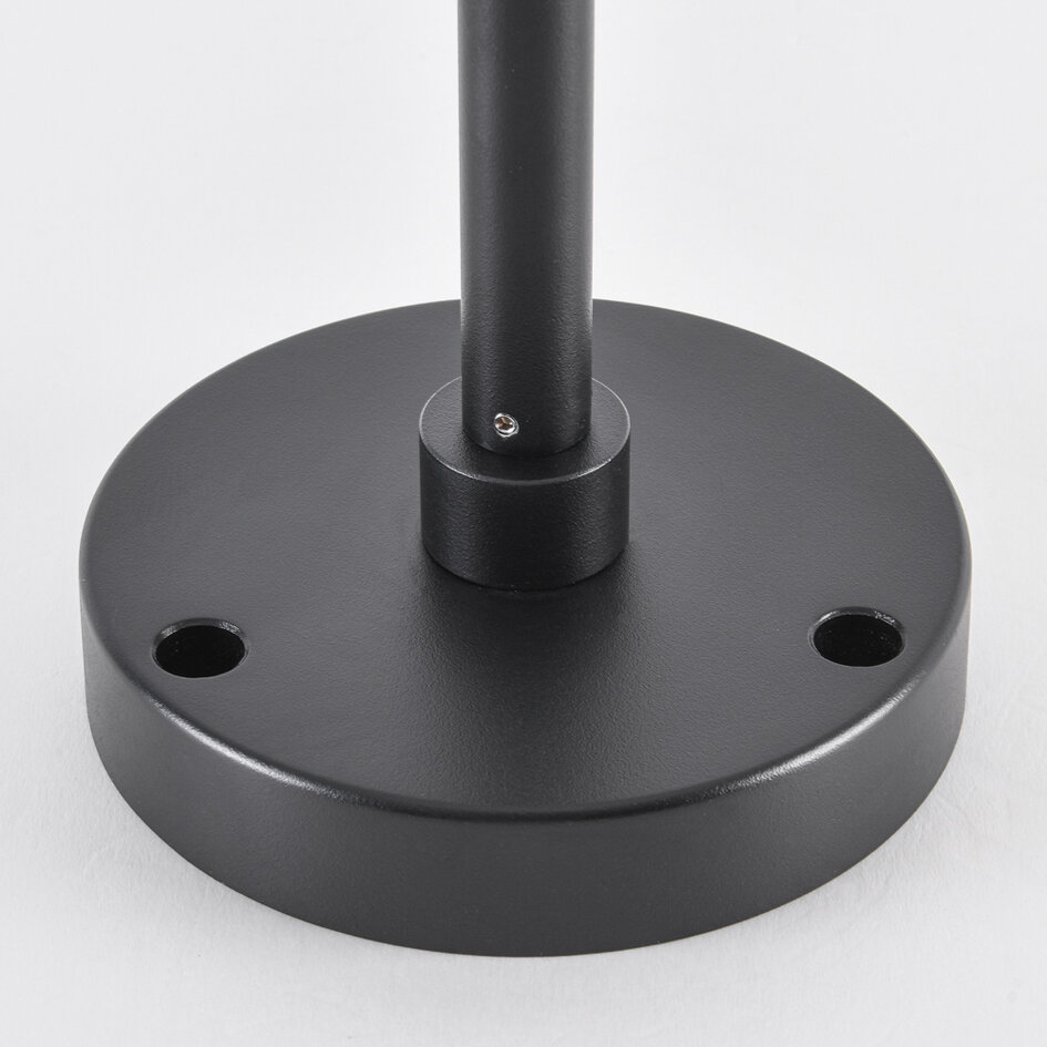 Modern stående utomhuslampa Tyra med jordspett - svart med integrerad LED