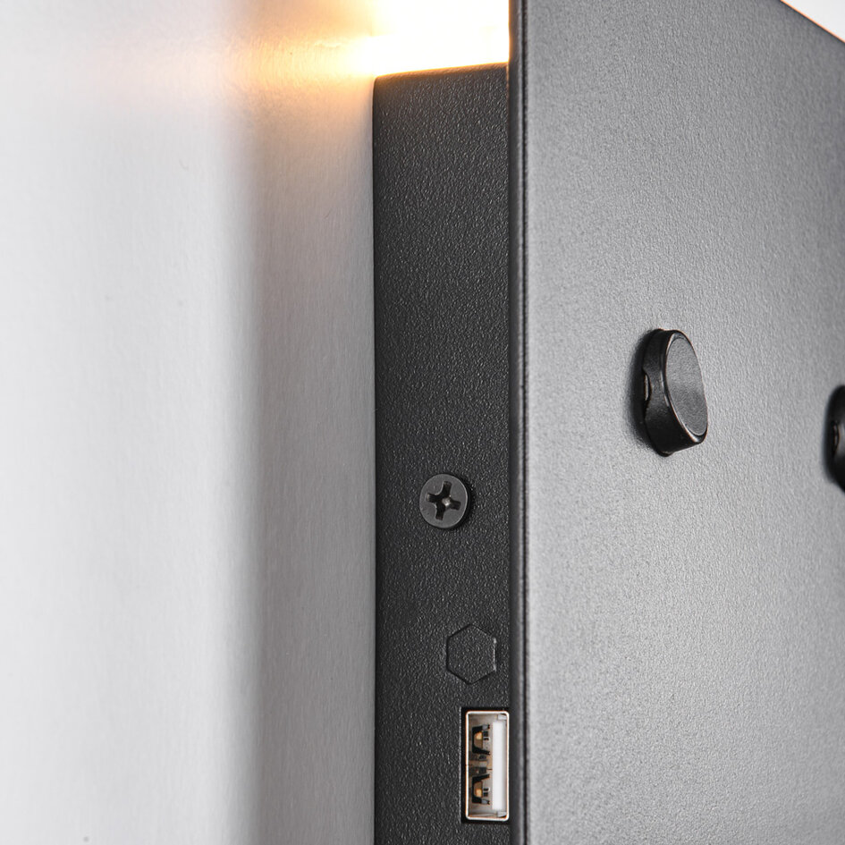 Multifunktionell vägglampa Sillia med justerbar arm och USB-port