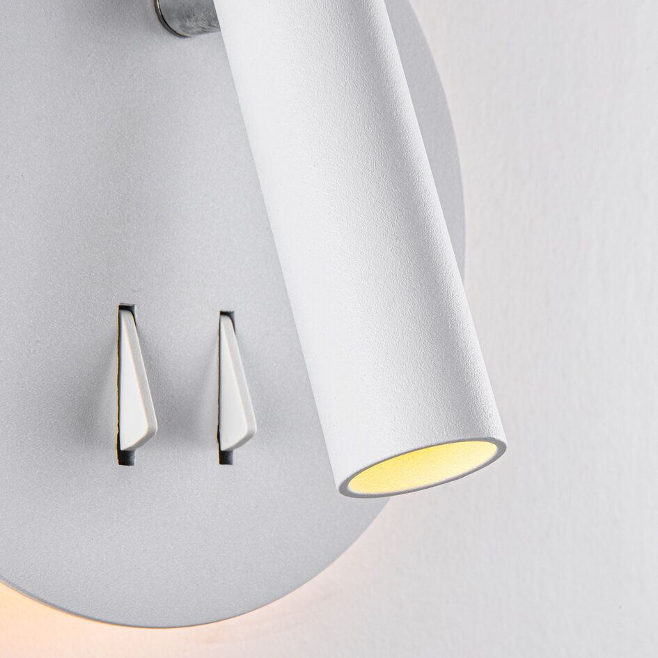 Rund vägglampa Lenae med vridbar spotlight och belyst väggplatta