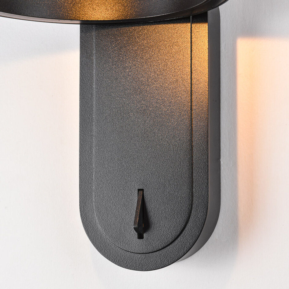 Vägglampa Starla i svart med vridbar ring