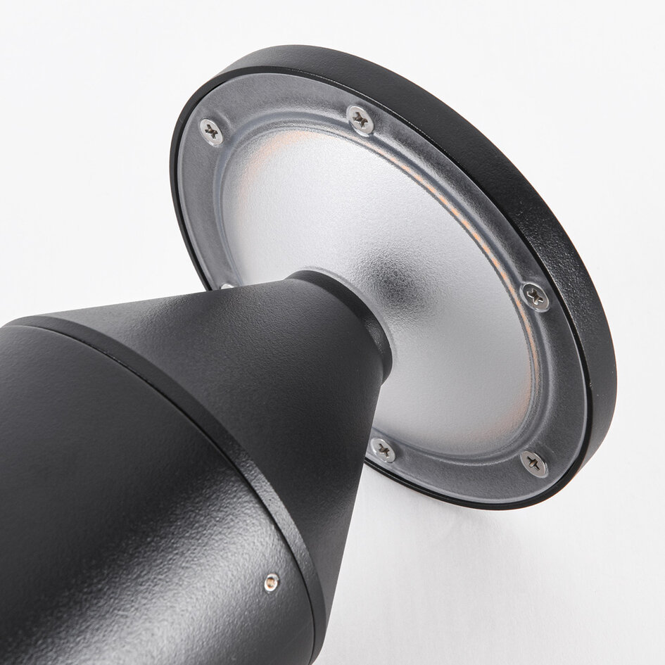 Svart stående utomhuslampa Ailo - 30 cm med integrerad LED