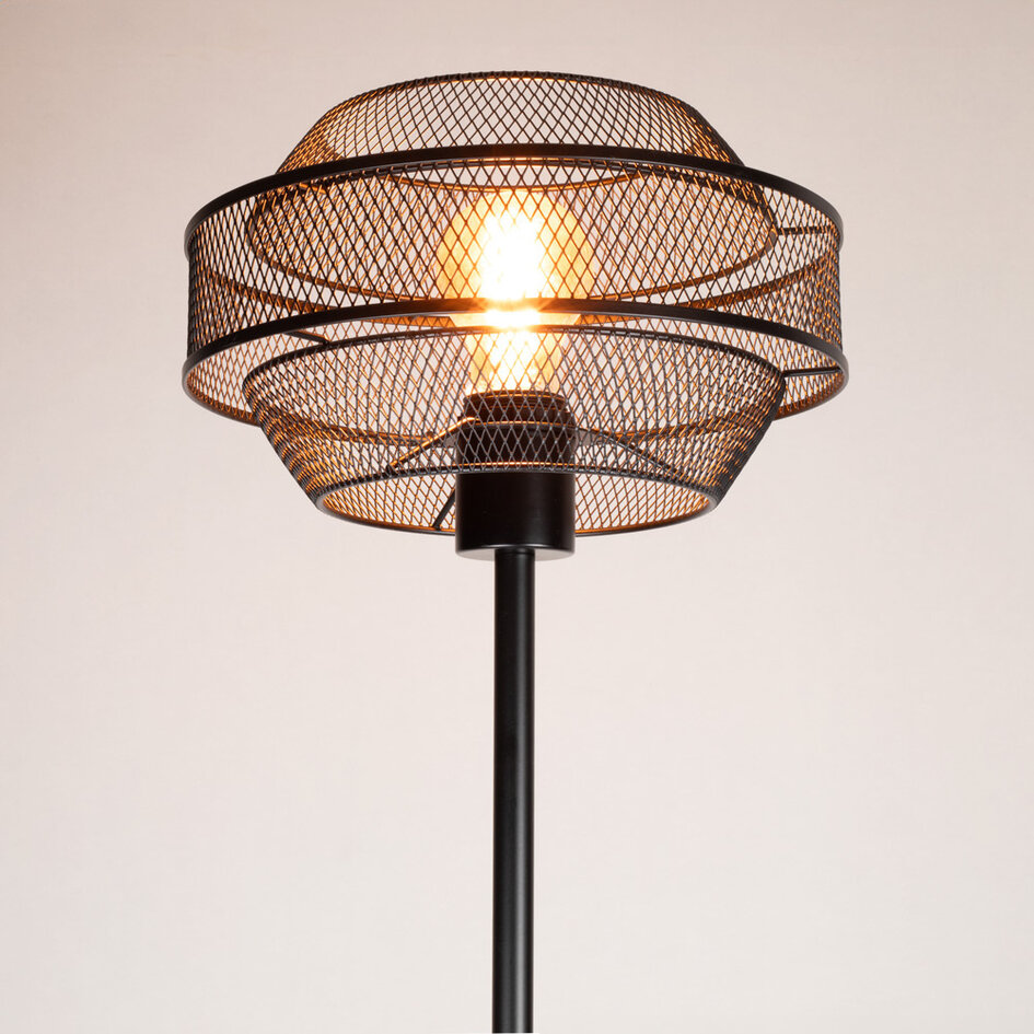 Golvlampa Julian i svart med genombruten skärm