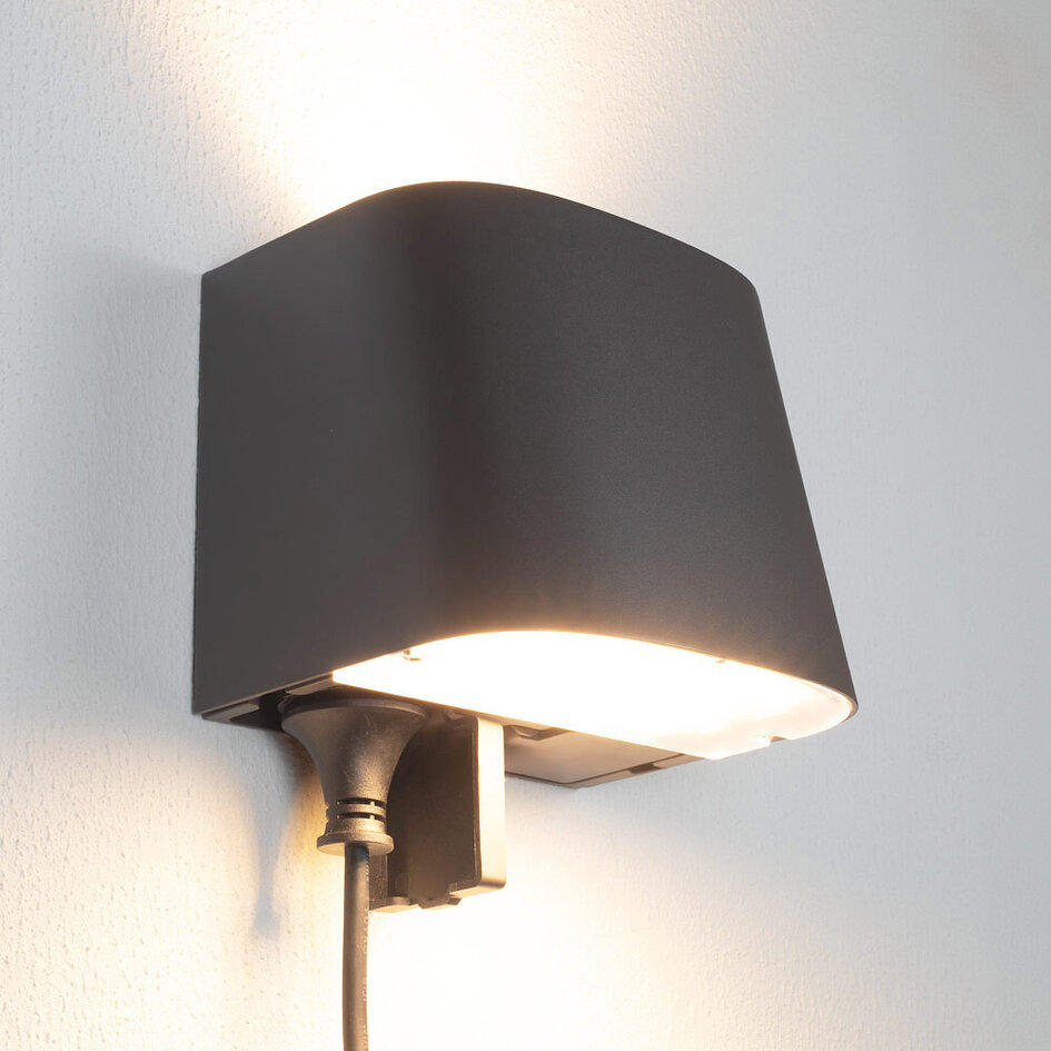 Dimbar vägglampa med eluttag för utomhusbruk - Ares