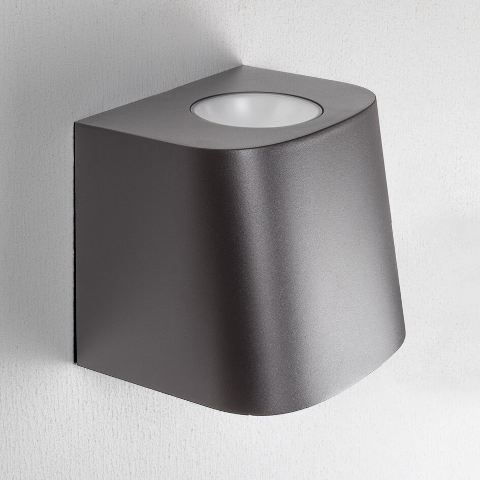 Dimbar utomhusvägglampa Ares med eluttag - med integrerad LED