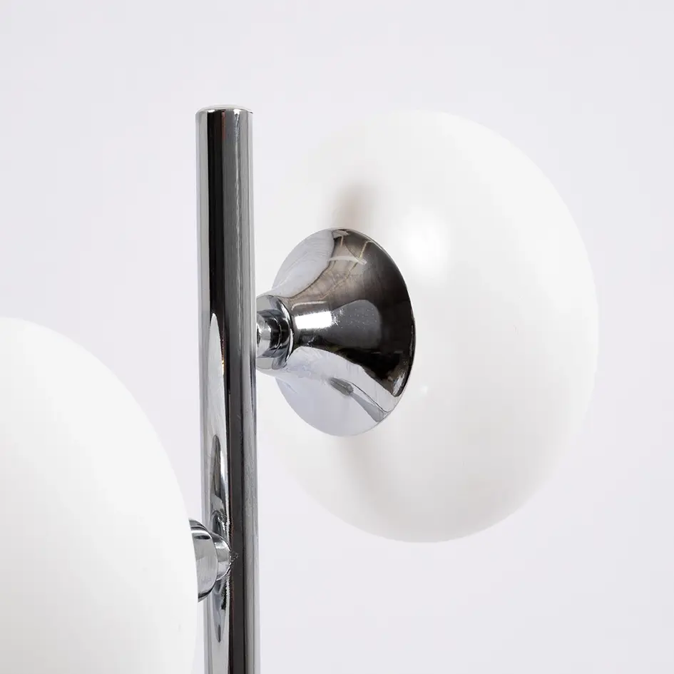 Bordslampa Kroom med två lampor och mjölkglas