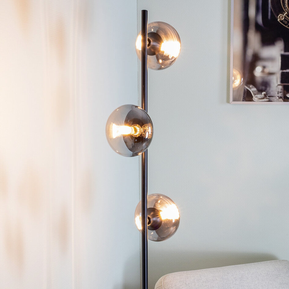 Golvlampa Musta med tre lampor - svart med rökgrått glas