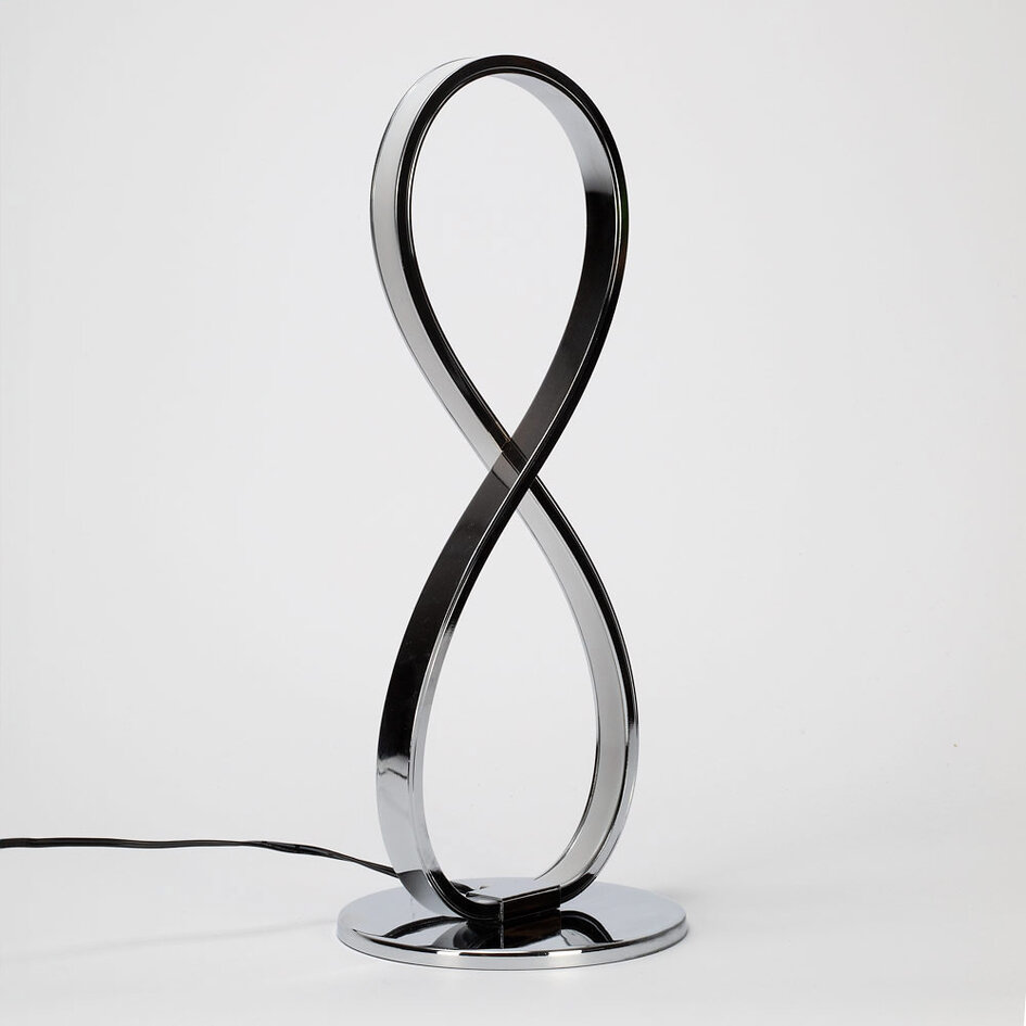 Designad bordslampa Infinita i krom med integrerade lysdioder