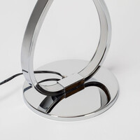 Designad bordslampa Infinita i krom med integrerade lysdioder