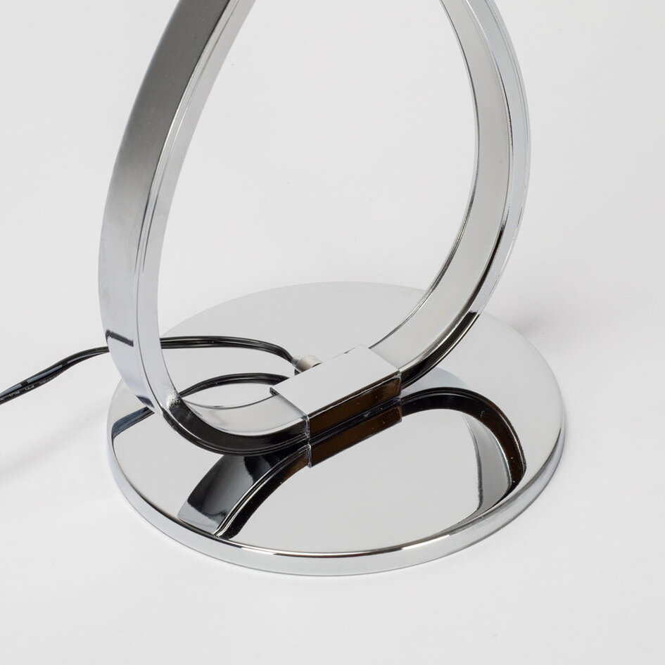 Designad bordslampa Infinita i krom med integrerade lysdioder