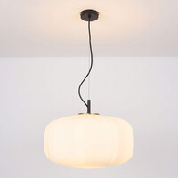 Pendellampa Kozma med vitt glas och flera vinklar