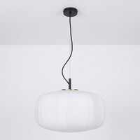 Pendellampa Kozma med vitt glas och flera vinklar