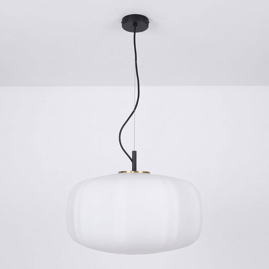Pendellampa Kozma med vitt glas och flera vinklar