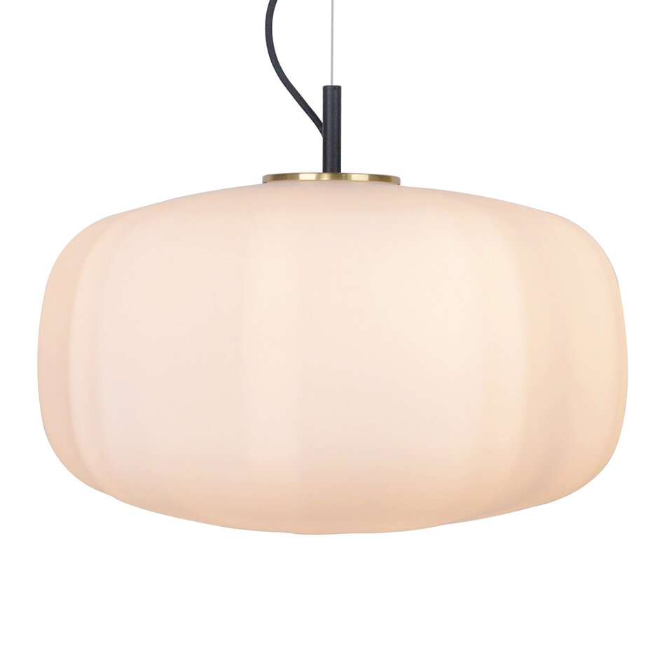 Pendellampa Kozma med vitt glas och flera vinklar