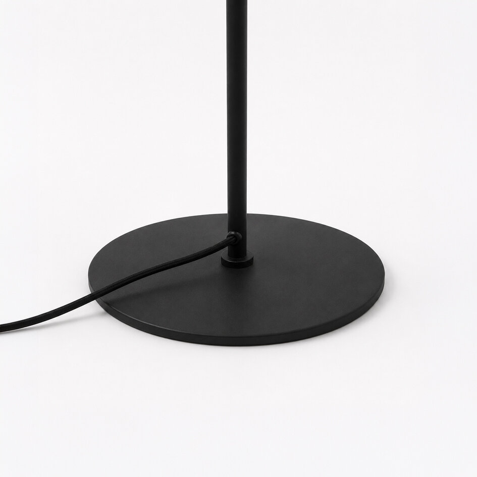 Golvlampa Karsten - svart med vitt glas