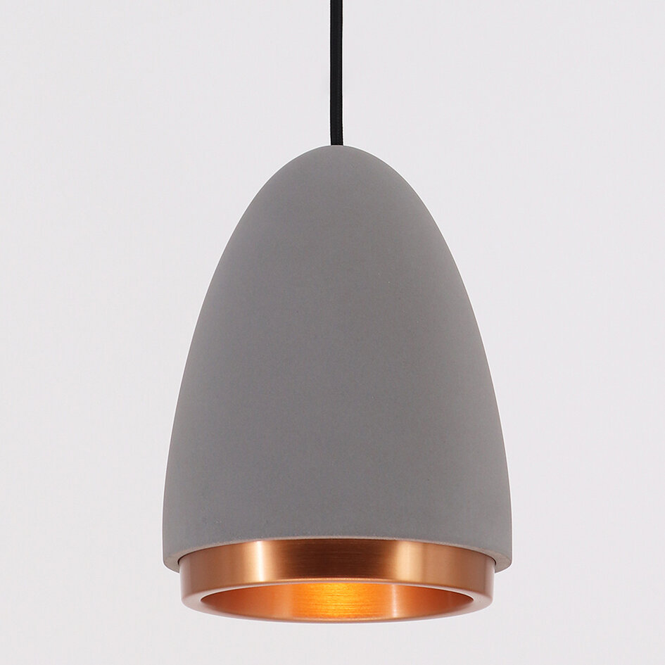 Modern pendellampa Feis med betong och kopparkant