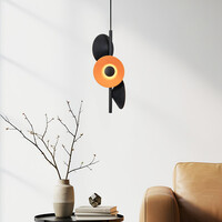 Modern pendellampa Jinte med tre lampor i svart med orange