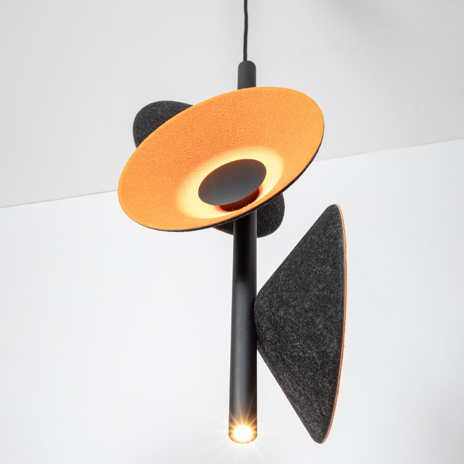 Modern pendellampa Jinte med tre lampor i svart med orange